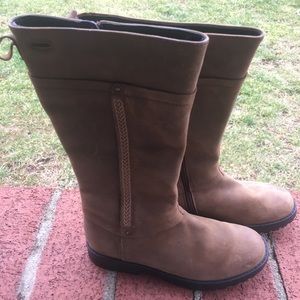 SOLD—- Clarks Girls Gore-Tex Boots. Size 13.5.